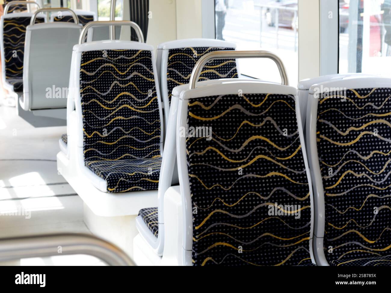 File di posti vuoti all'interno di un tram di Budapest, che mostra i trasporti urbani, momenti tranquilli nei trasporti pubblici e l'iconica esperienza di pendolarismo della città Foto Stock