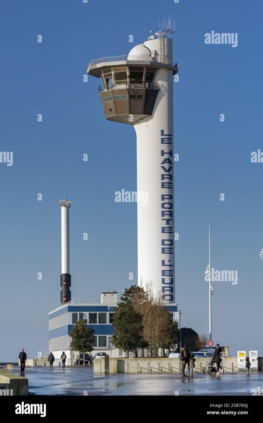 Le Havre, Francia, Europa - 16 gennaio 2025: Torre di controllo navale per il porto del porto di le Havre isolata contro un cielo azzurro Foto Stock