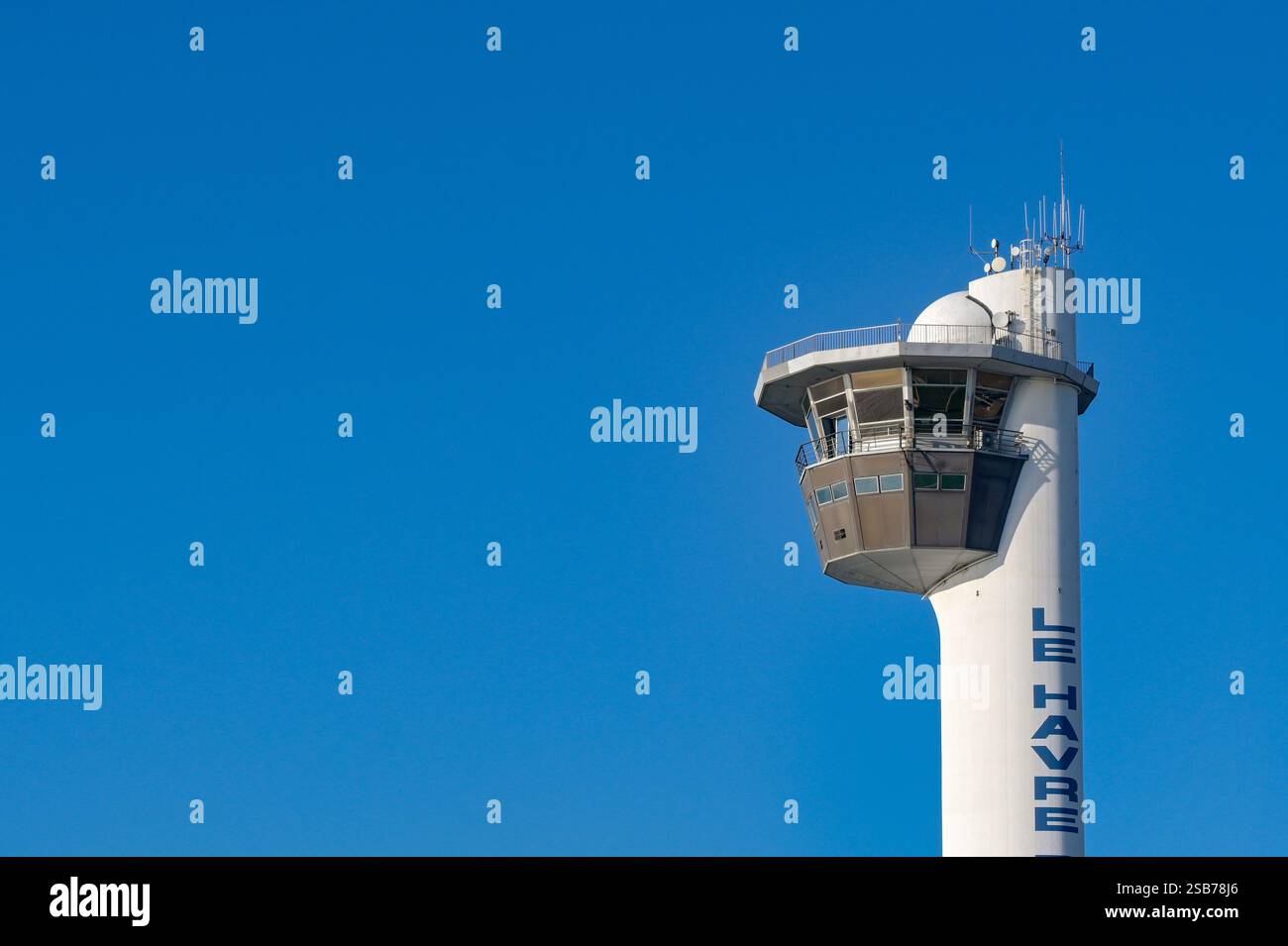 Le Havre, Francia, Europa - 16 gennaio 2025: Torre di controllo navale per il porto del porto di le Havre isolata contro un cielo azzurro Foto Stock
