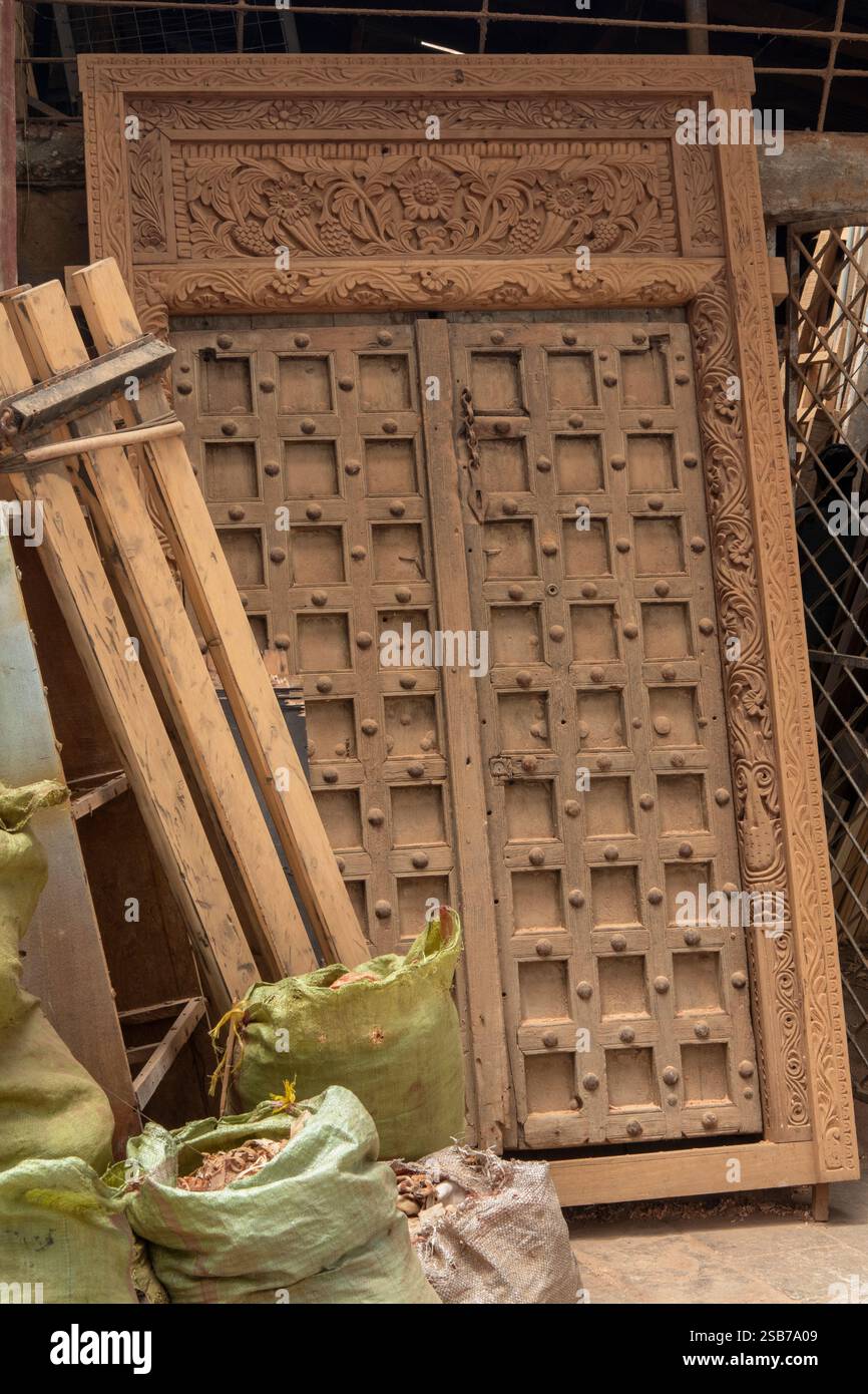 Africa Tanzania, Zanzibar, Stonetown, città vecchia, Kajificheni Street, officina per la lavorazione del legno, nuova portiera Foto Stock