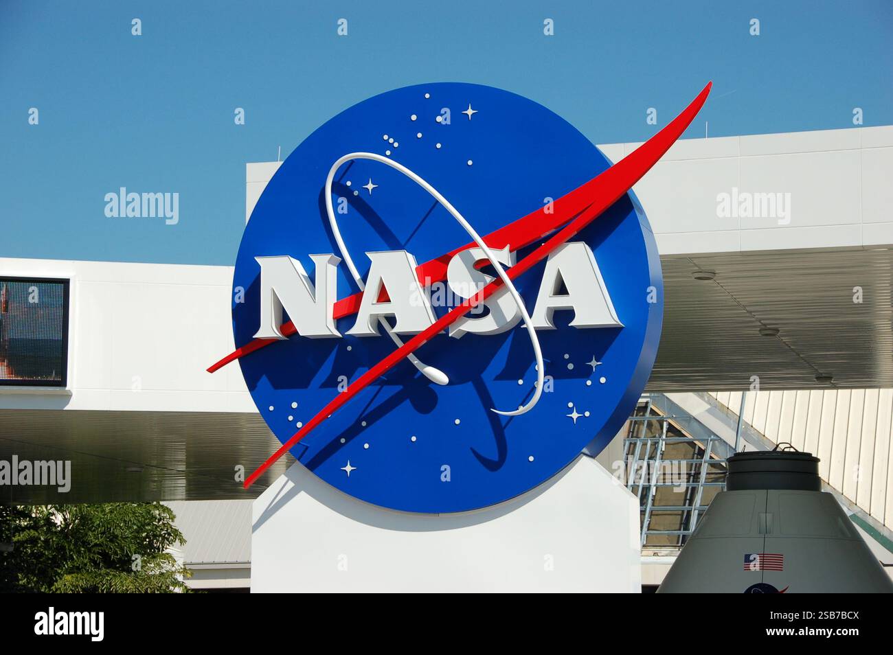 Il vivace logo NASA è esposto all'aperto al Kennedy Space Center, con colori audaci e un design ampio su uno sfondo aperto e spazioso Foto Stock