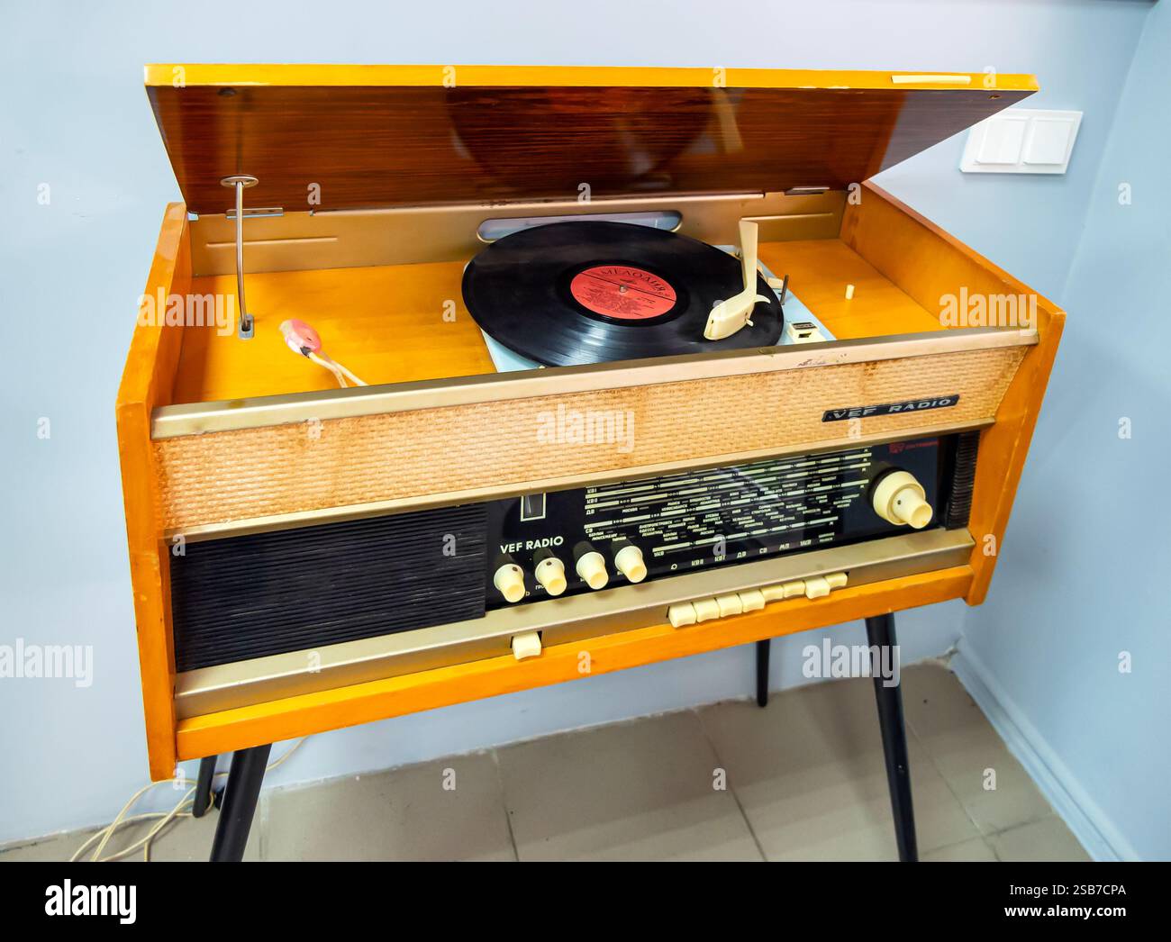 Sochi, Russia - 21 marzo 2024: Vecchio radiogramma "VEF radio" anniversario serie '50 anni di ottobre' 1967 uscita Foto Stock