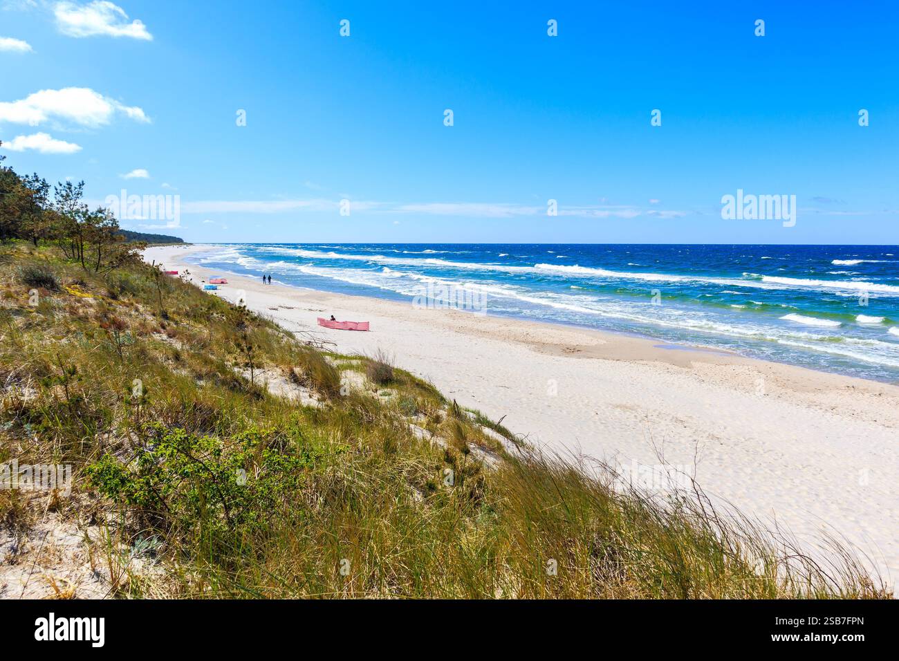 Splendida spiaggia di sabbia bianca e mare blu vicino a Kolobrzeg, costa del Mar Baltico, Polonia Foto Stock