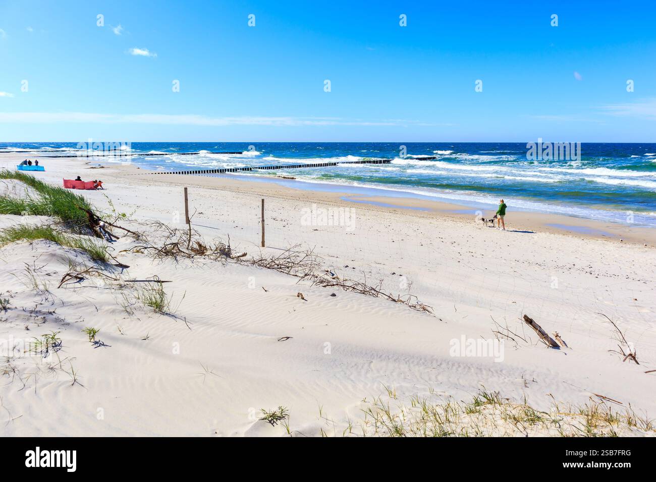 Splendida spiaggia di sabbia bianca e mare blu vicino a Kolobrzeg, costa del Mar Baltico, Polonia Foto Stock