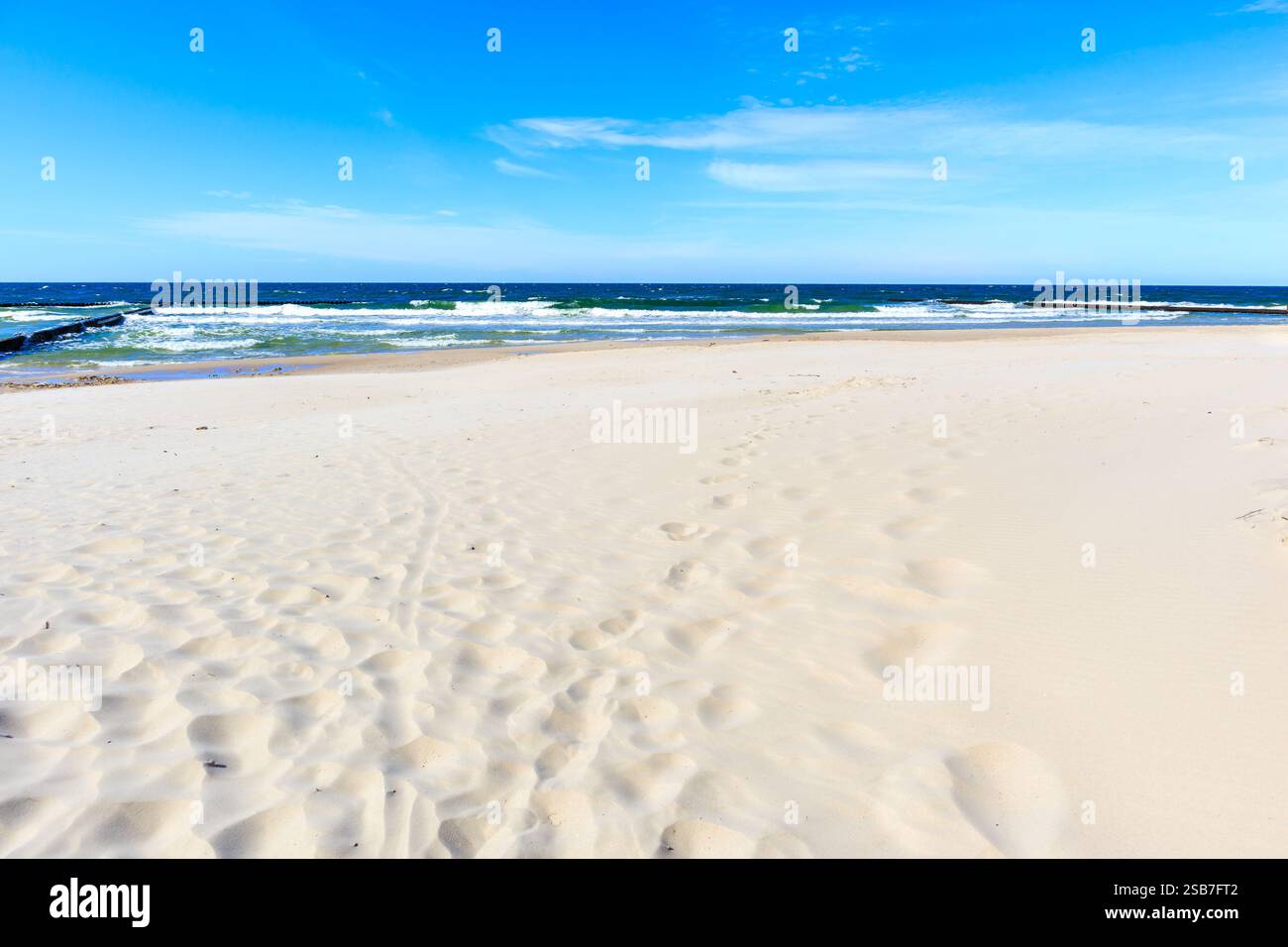 Splendida spiaggia di sabbia bianca e mare blu vicino a Kolobrzeg, costa del Mar Baltico, Polonia Foto Stock