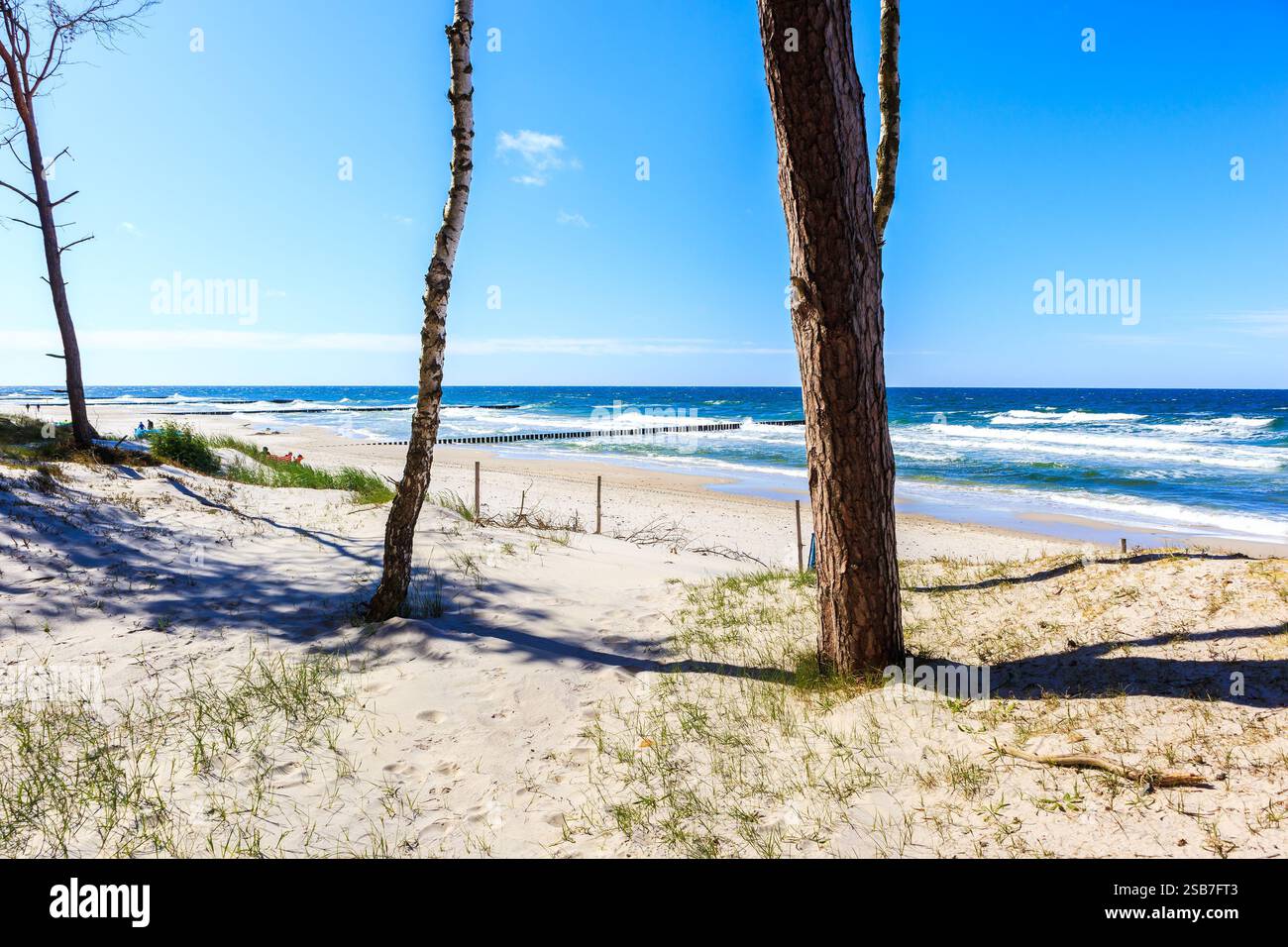 Splendida spiaggia di sabbia bianca e mare blu vicino a Kolobrzeg, costa del Mar Baltico, Polonia Foto Stock