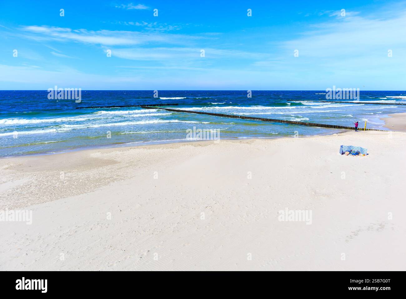 Splendida spiaggia di sabbia bianca e mare blu vicino a Kolobrzeg, costa del Mar Baltico, Polonia Foto Stock