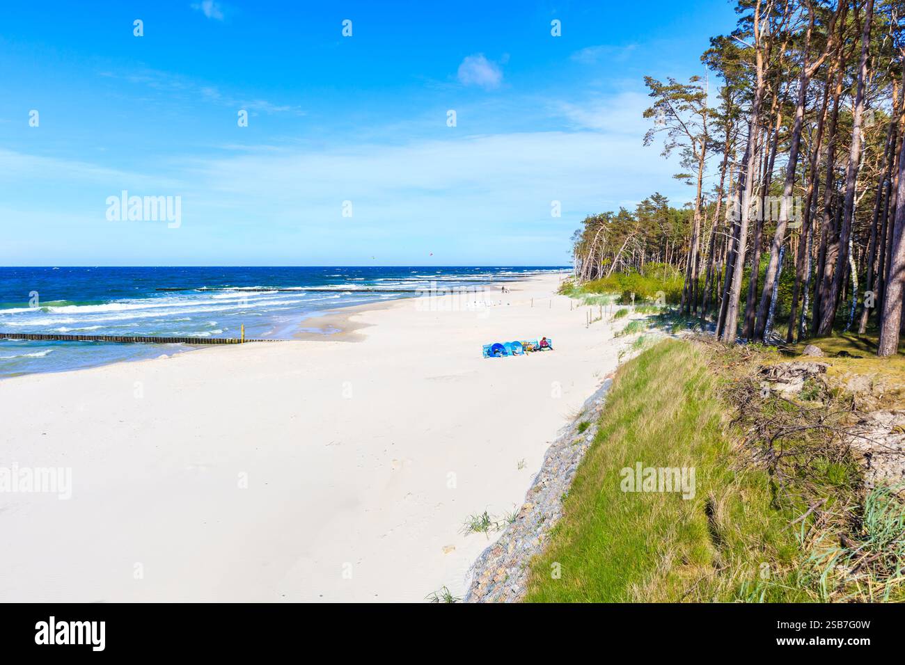 Splendida spiaggia di sabbia bianca e mare blu vicino a Kolobrzeg, costa del Mar Baltico, Polonia Foto Stock