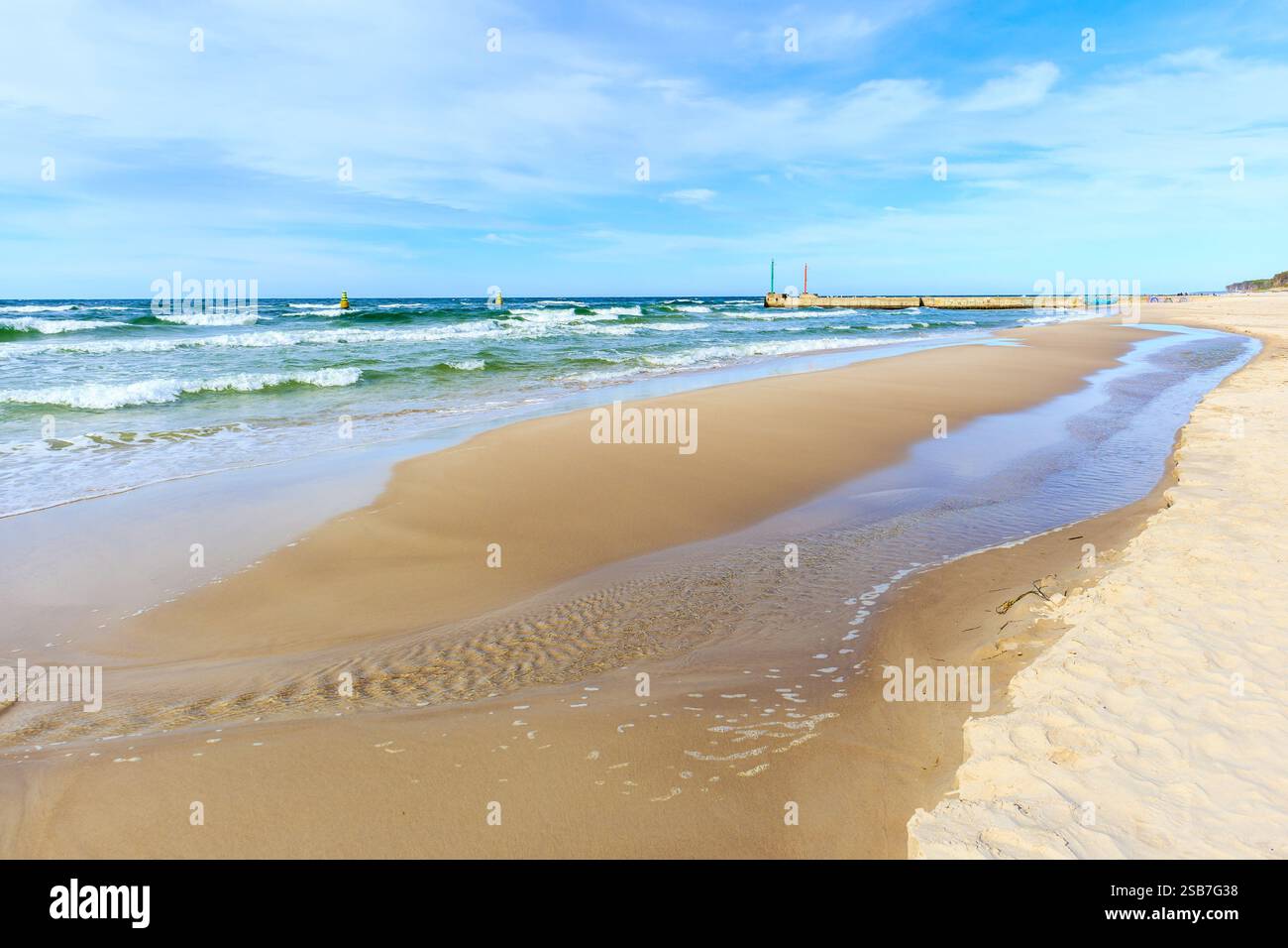 Splendida spiaggia di sabbia bianca e mare blu vicino a Kolobrzeg, costa del Mar Baltico, Polonia Foto Stock