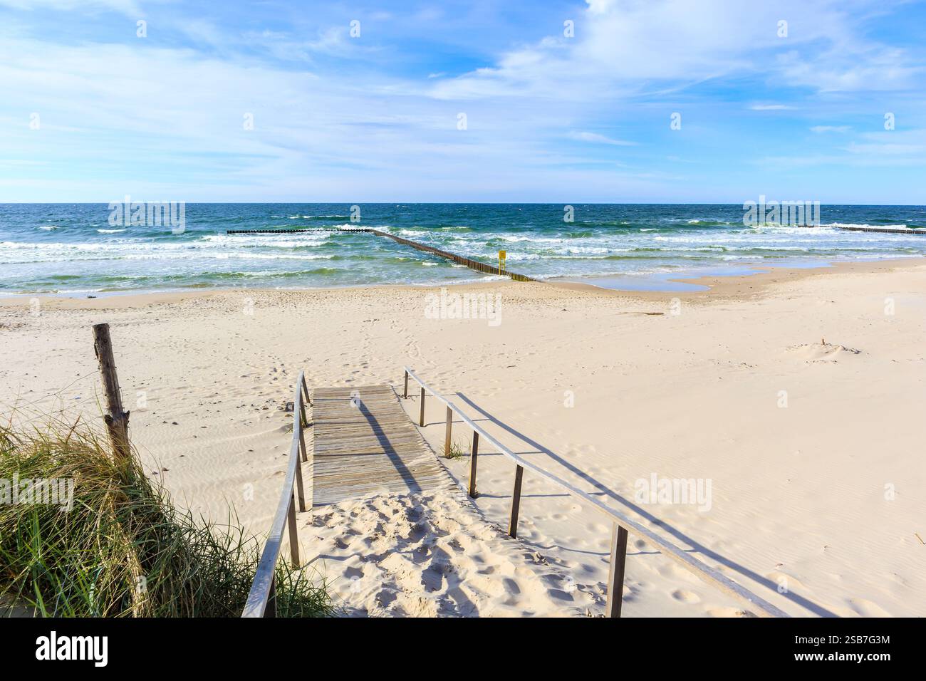 Splendida spiaggia di sabbia bianca e mare blu vicino a Kolobrzeg, costa del Mar Baltico, Polonia Foto Stock