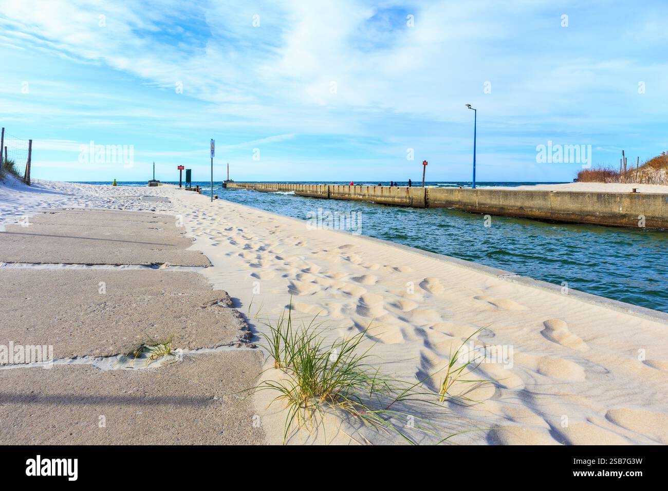 Splendida spiaggia di sabbia bianca e mare blu vicino a Kolobrzeg, costa del Mar Baltico, Polonia Foto Stock