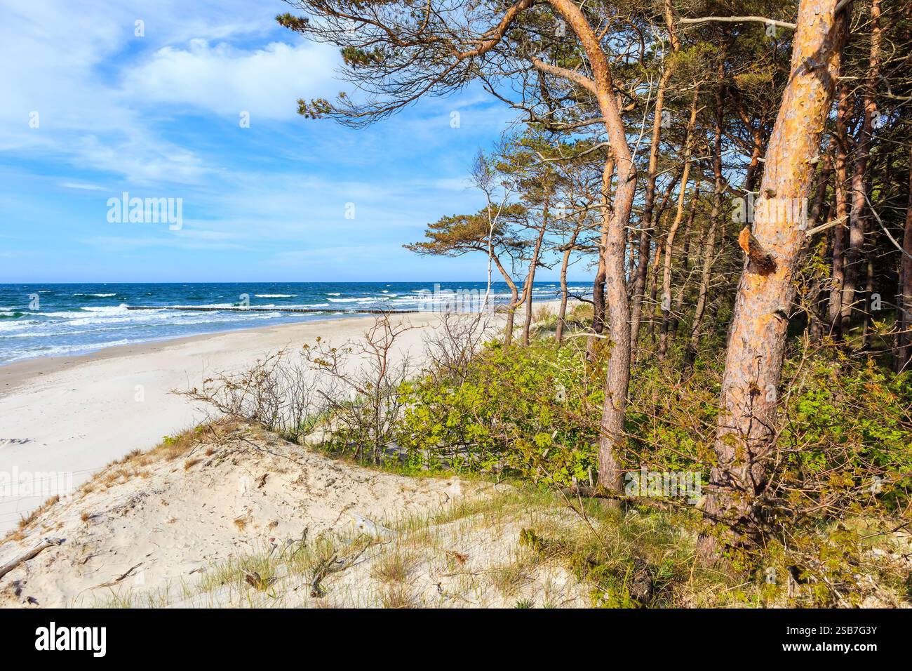Splendida spiaggia di sabbia bianca e mare blu vicino a Kolobrzeg, costa del Mar Baltico, Polonia Foto Stock