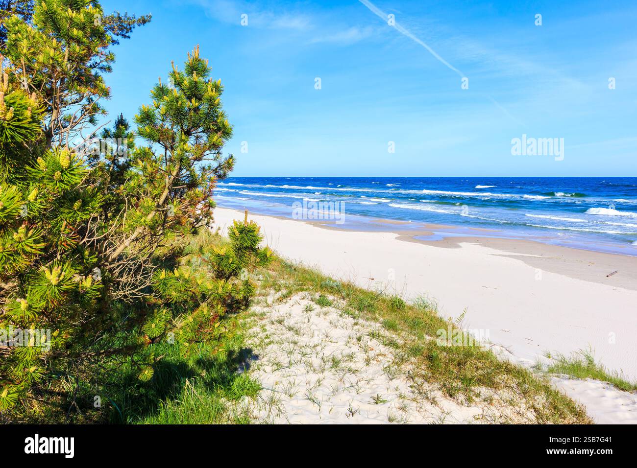 Splendida spiaggia di sabbia bianca e mare blu vicino a Kolobrzeg, costa del Mar Baltico, Polonia Foto Stock