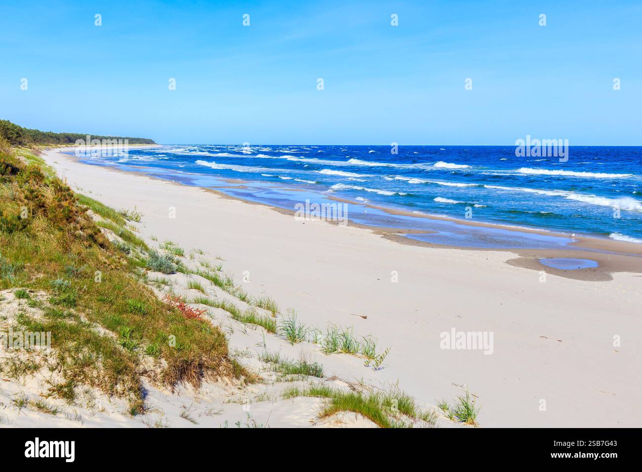 Splendida spiaggia di sabbia bianca e mare blu vicino a Kolobrzeg, costa del Mar Baltico, Polonia Foto Stock