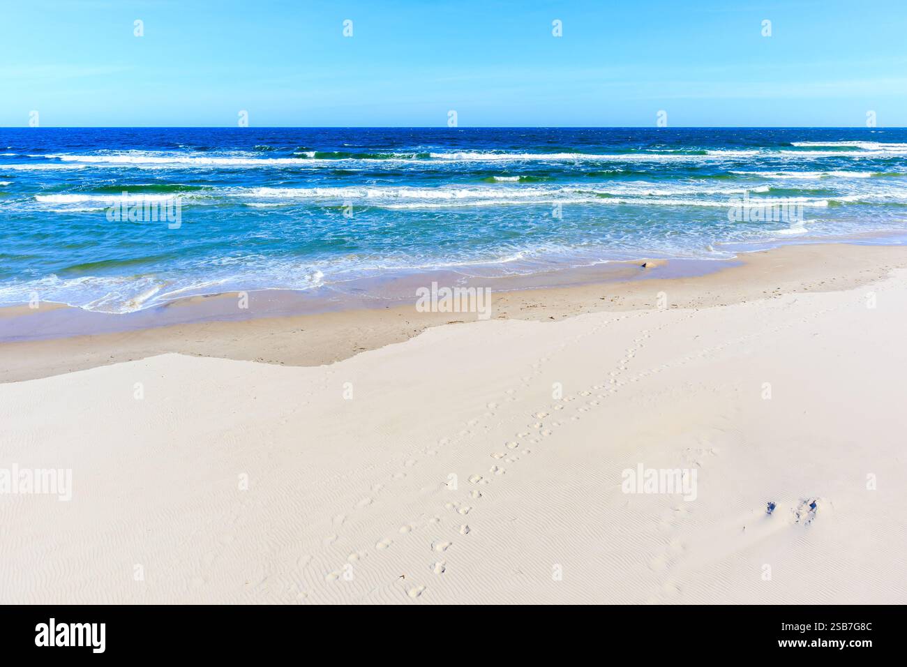 Splendida spiaggia di sabbia bianca e mare blu vicino a Kolobrzeg, costa del Mar Baltico, Polonia Foto Stock