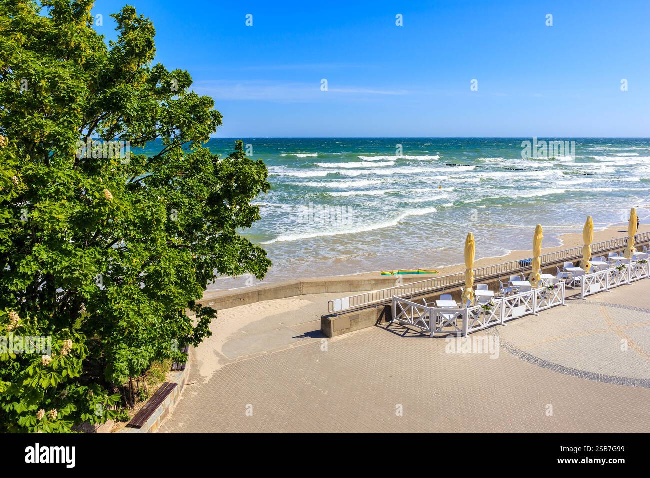 Tavoli da ristorante sulla passeggiata costiera nella città di Kolobrzeg, Mar Baltico, Polonia Foto Stock
