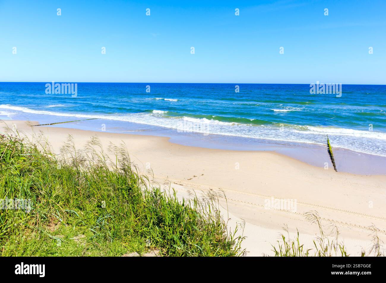 Splendida spiaggia di sabbia bianca e mare blu vicino a Kolobrzeg, costa del Mar Baltico, Polonia Foto Stock