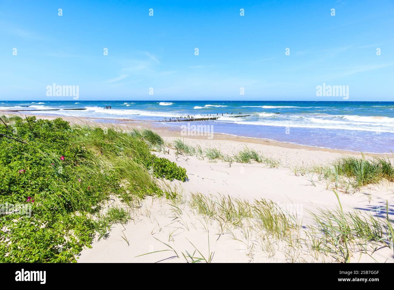 Splendida spiaggia di sabbia bianca e mare blu vicino a Kolobrzeg, costa del Mar Baltico, Polonia Foto Stock