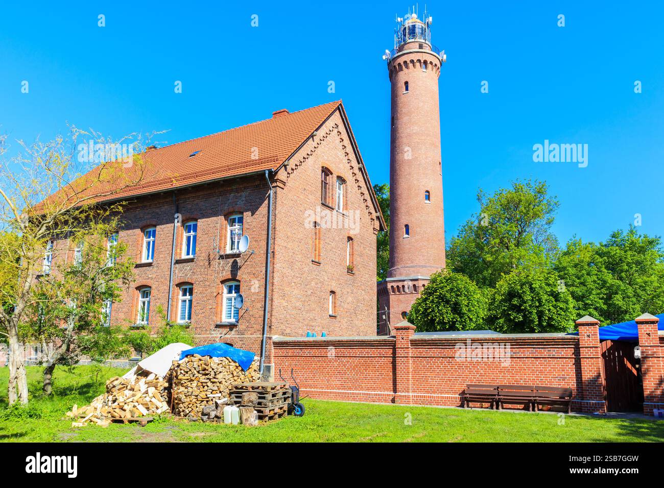 Torre del faro nel villaggio di Gaski, costa del Mar Baltico, Polonia Foto Stock