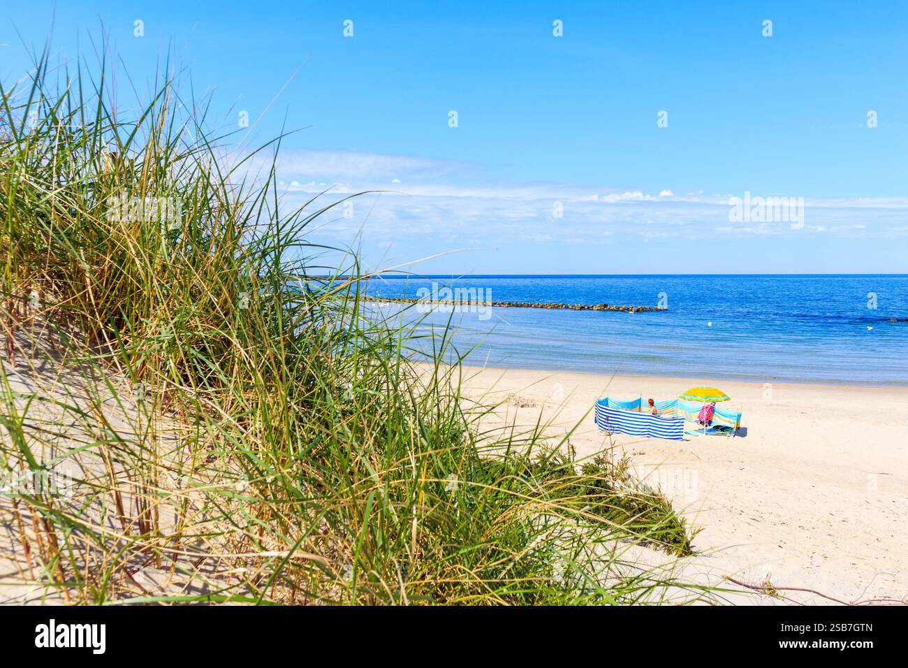 Splendida spiaggia di sabbia bianca e mare blu vicino a Kolobrzeg, costa del Mar Baltico, Polonia Foto Stock