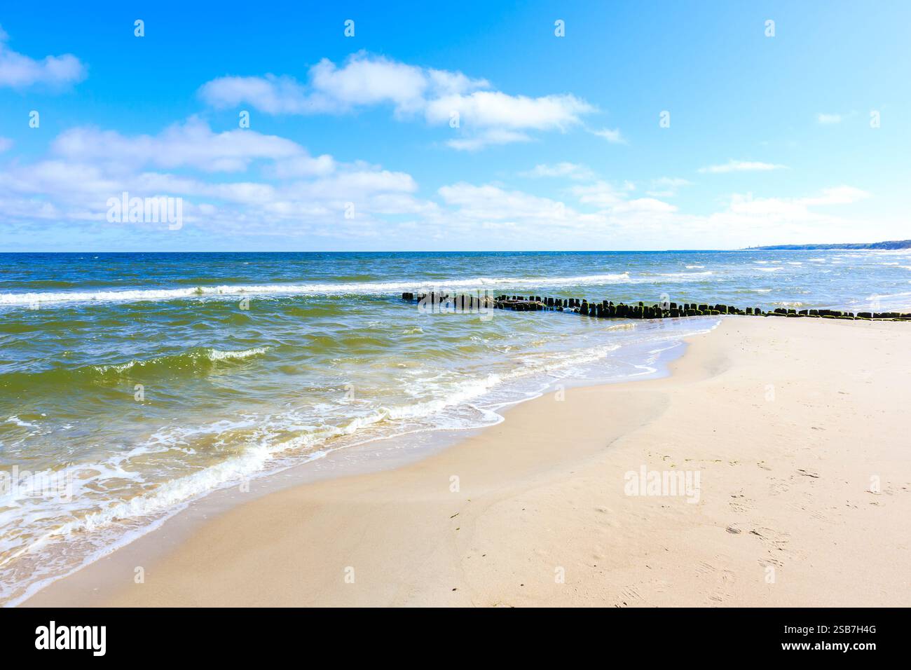 Splendida spiaggia di sabbia bianca e mare blu vicino a Kolobrzeg, costa del Mar Baltico, Polonia Foto Stock