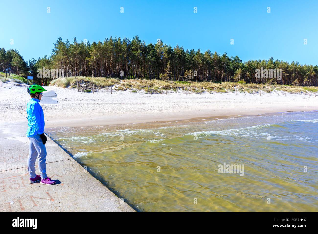 Splendida spiaggia di sabbia bianca e mare blu vicino a Kolobrzeg, costa del Mar Baltico, Polonia Foto Stock