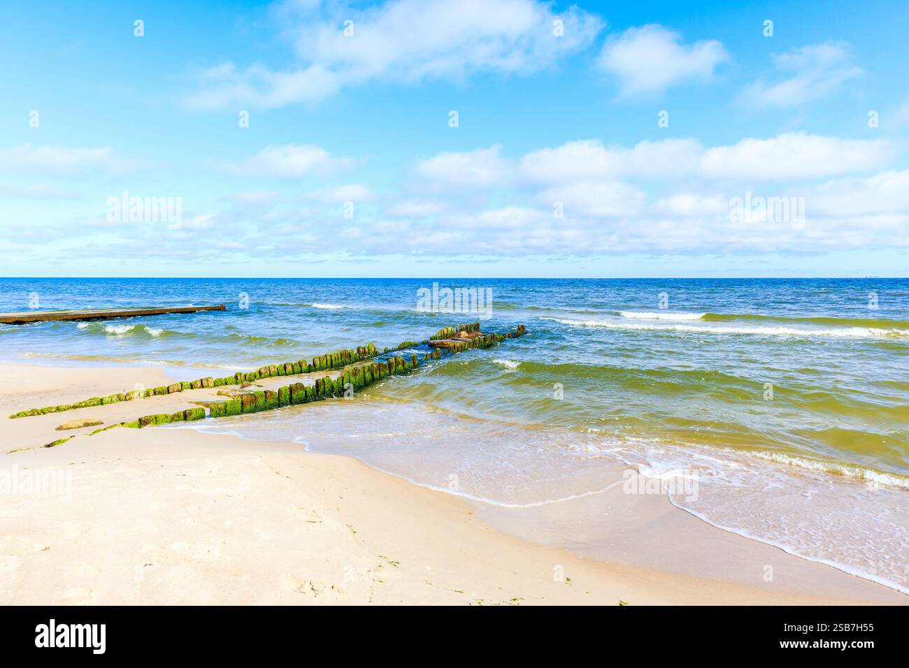 Splendida spiaggia di sabbia bianca e mare blu vicino a Kolobrzeg, costa del Mar Baltico, Polonia Foto Stock