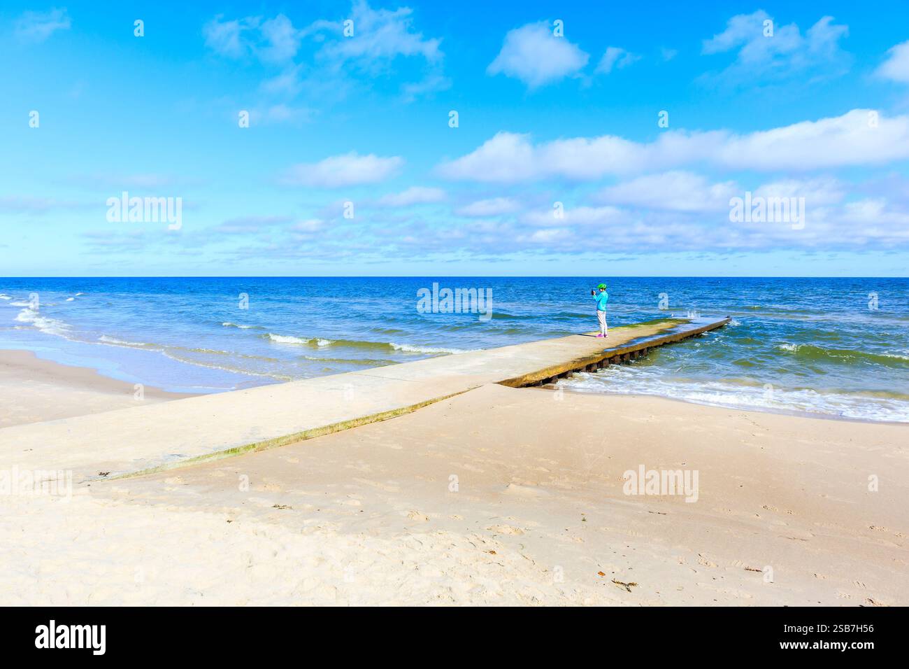 Splendida spiaggia di sabbia bianca e mare blu vicino a Kolobrzeg, costa del Mar Baltico, Polonia Foto Stock