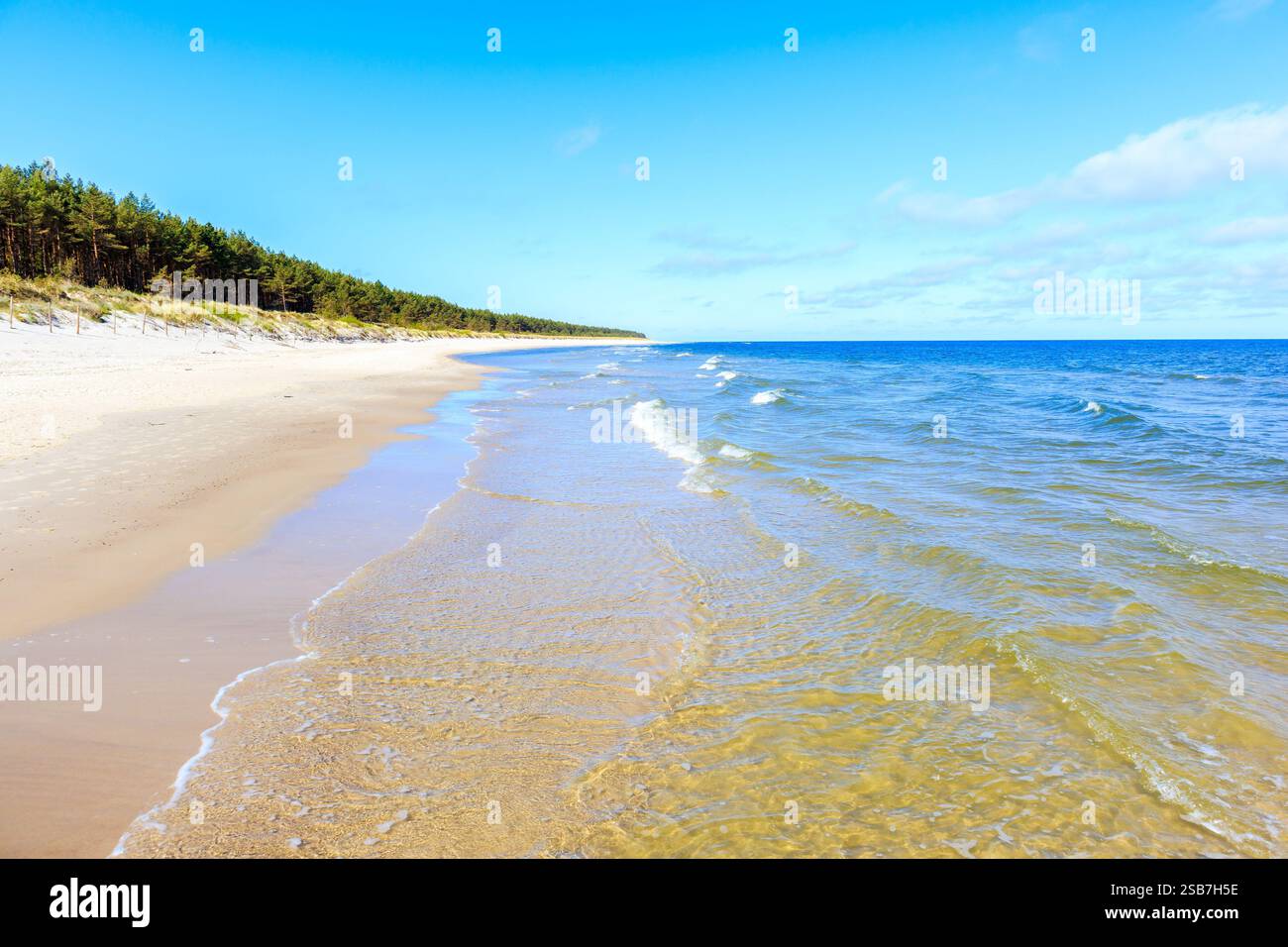Splendida spiaggia di sabbia bianca e mare blu vicino a Kolobrzeg, costa del Mar Baltico, Polonia Foto Stock
