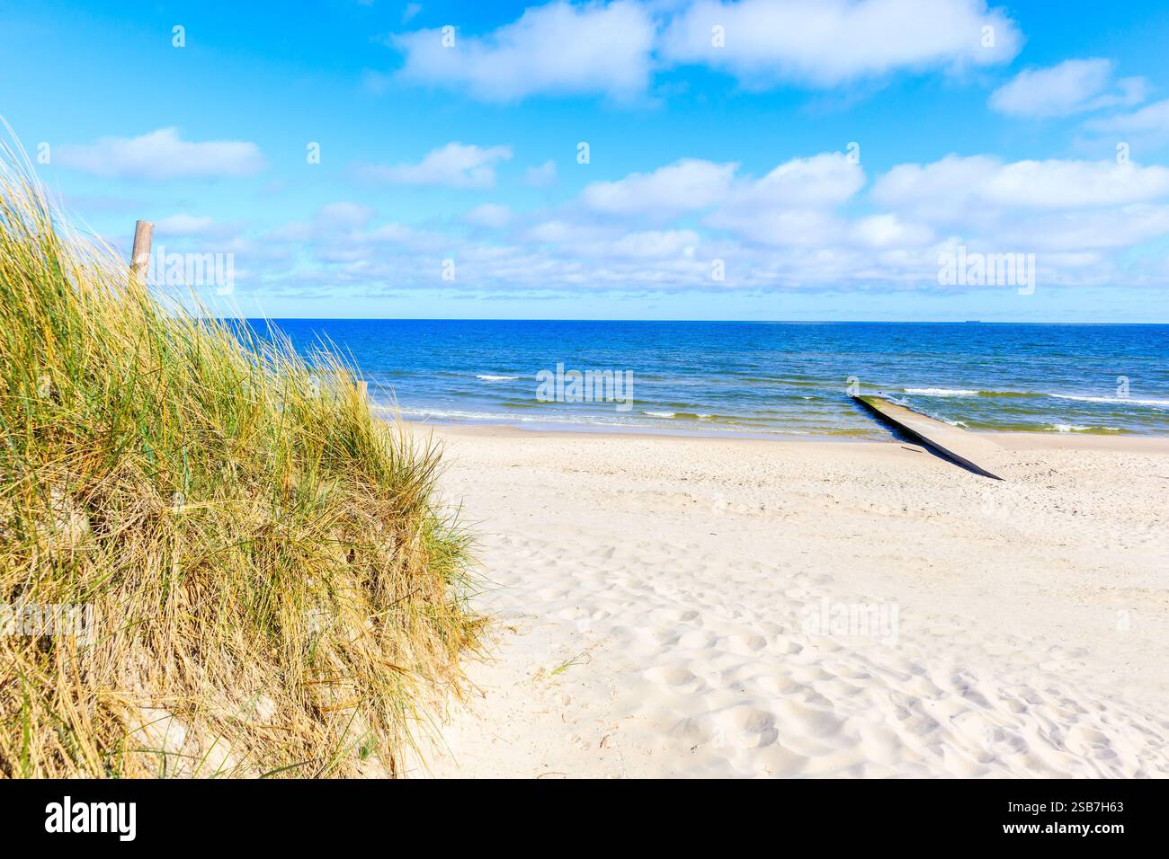 Splendida spiaggia di sabbia bianca e mare blu vicino a Kolobrzeg, costa del Mar Baltico, Polonia Foto Stock