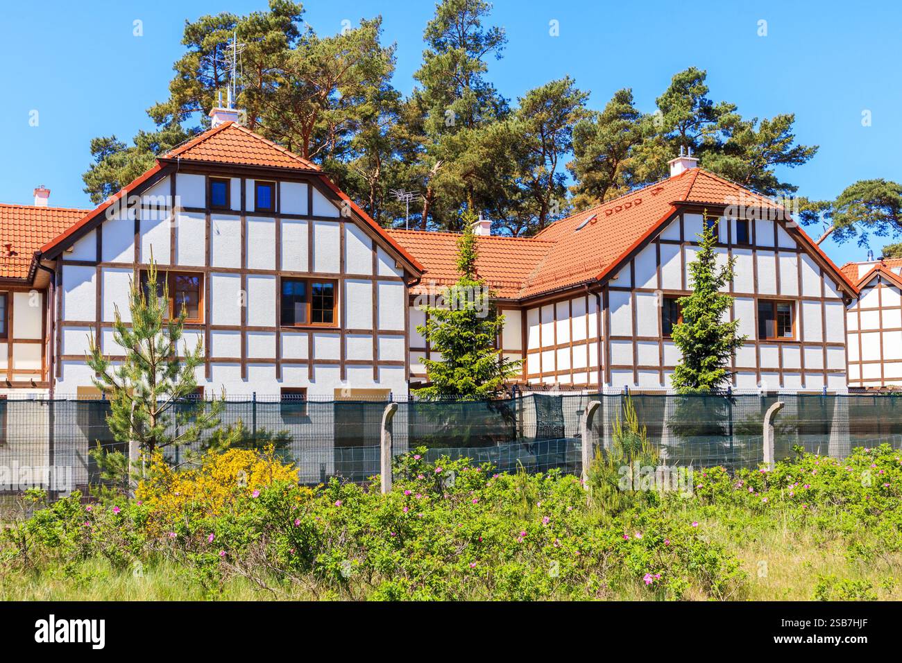 Architettura tradizionale delle case costiere vicino a Kolobrzeg, costa del Mar Baltico, Polonia Foto Stock