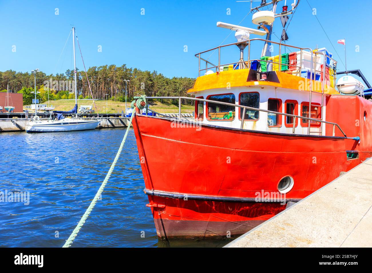 Peschereccio nel porto di Mrzezyno vicino a Kolobrzeg, costa del Mar Baltico, Polonia Foto Stock