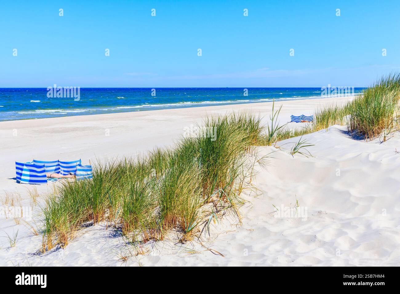 Splendida spiaggia di sabbia bianca e mare blu vicino a Kolobrzeg, costa del Mar Baltico, Polonia Foto Stock