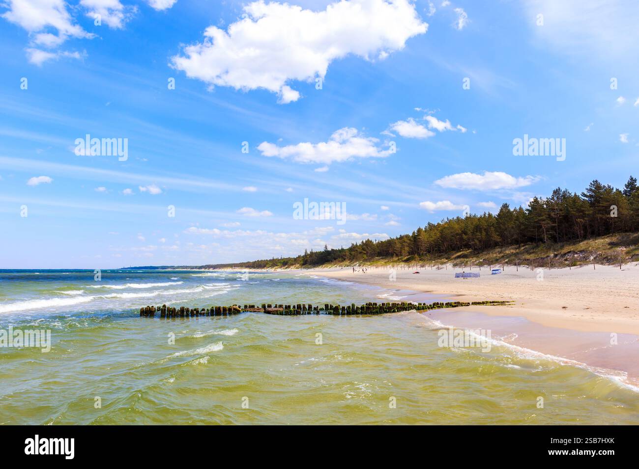 Splendida spiaggia di sabbia bianca e mare blu vicino a Kolobrzeg, costa del Mar Baltico, Polonia Foto Stock