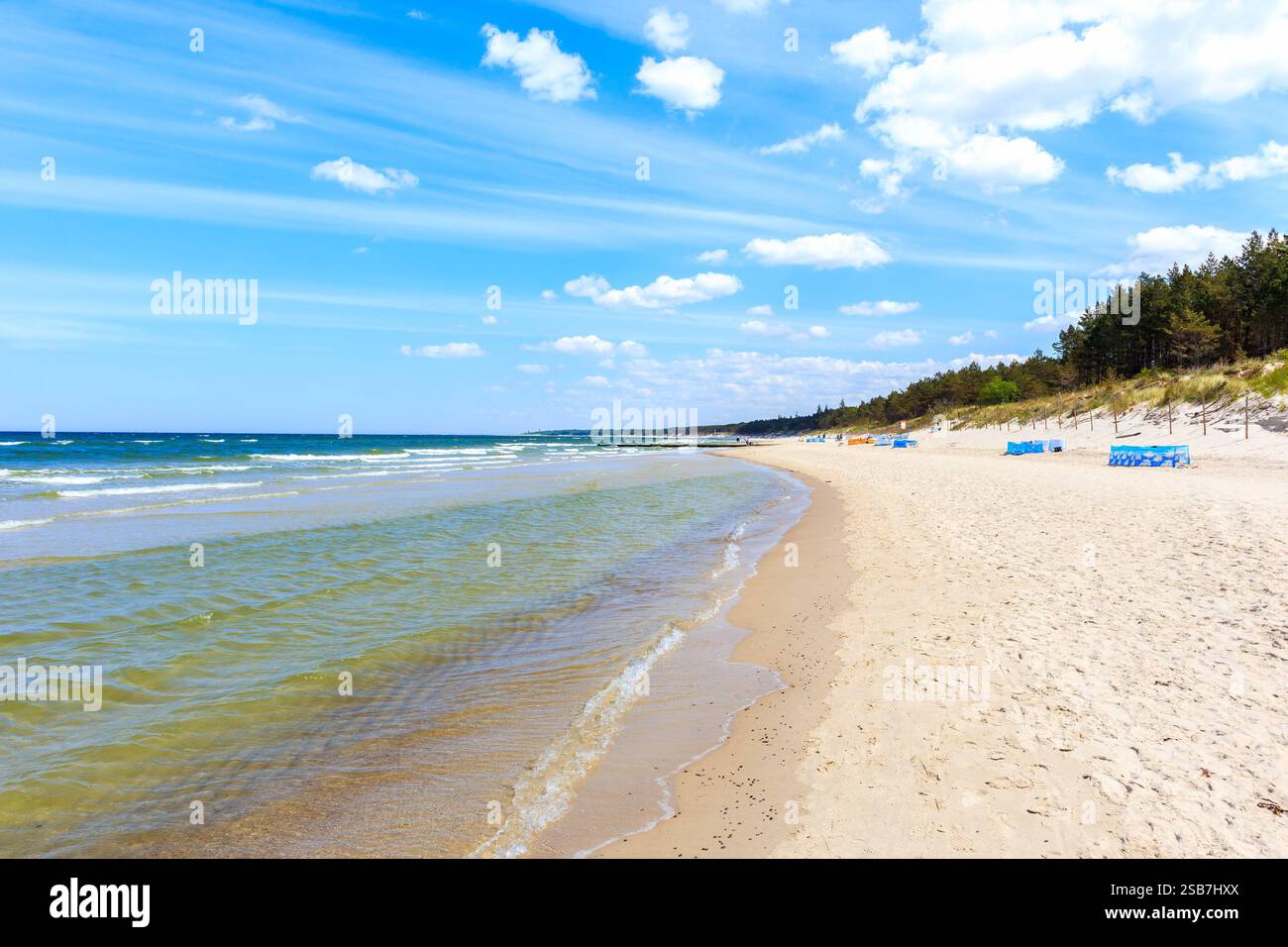 Splendida spiaggia di sabbia bianca e mare blu vicino a Kolobrzeg, costa del Mar Baltico, Polonia Foto Stock