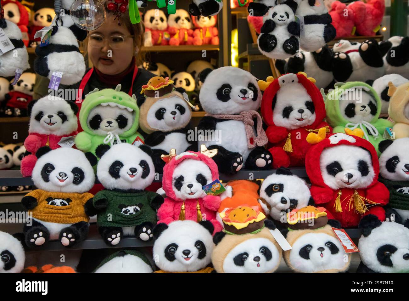 Mosca, Russia. 1 febbraio 2025. Una donna cinese vende giocattoli di panda ripieni in un negozio presso il sito del Festival del capodanno cinese in Piazza Tverskaya a Mosca, Russia Foto Stock