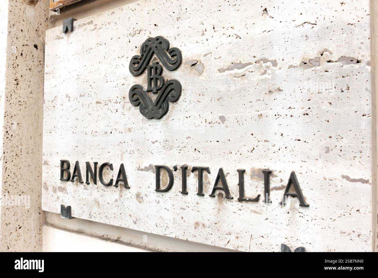 Roma, Italia - 8 gennaio 2025: Banca centrale Italiana Banca D'Italia firma con logo su marmo travertino Palazzo Koch a Roma Foto Stock