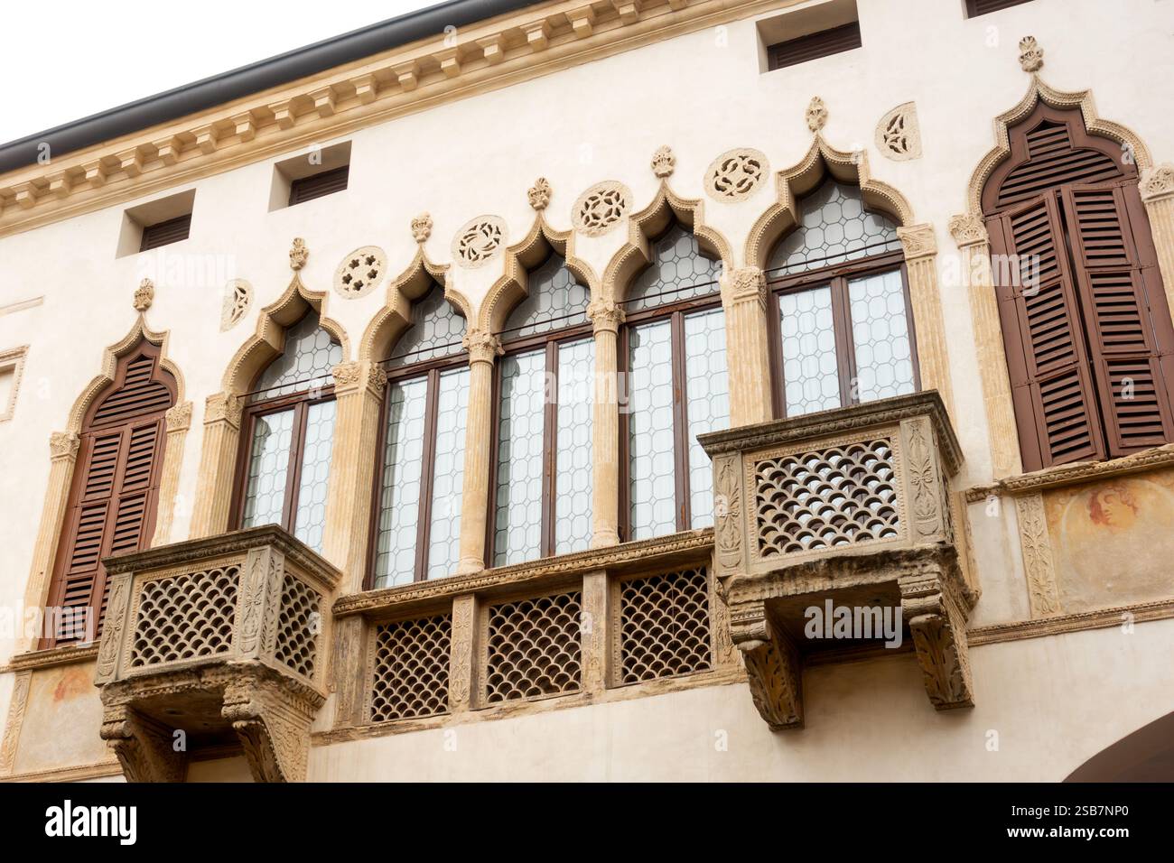 Facciata di bianco edificio medievale in pietra di stile gotico veneziano di Palazzo Magnavin-Foratti con finestre decorative dalla facciata nella pittoresca vecchia a. Foto Stock