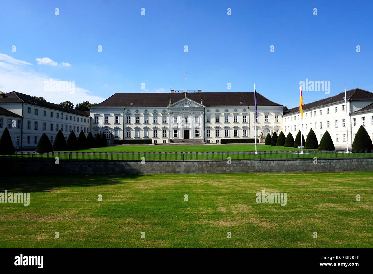 Lo Schloss Bellevue di Berlino è la sede ufficiale del Presidente della Germania; vista dell'architettura classica dell'edificio e del prato verde Foto Stock