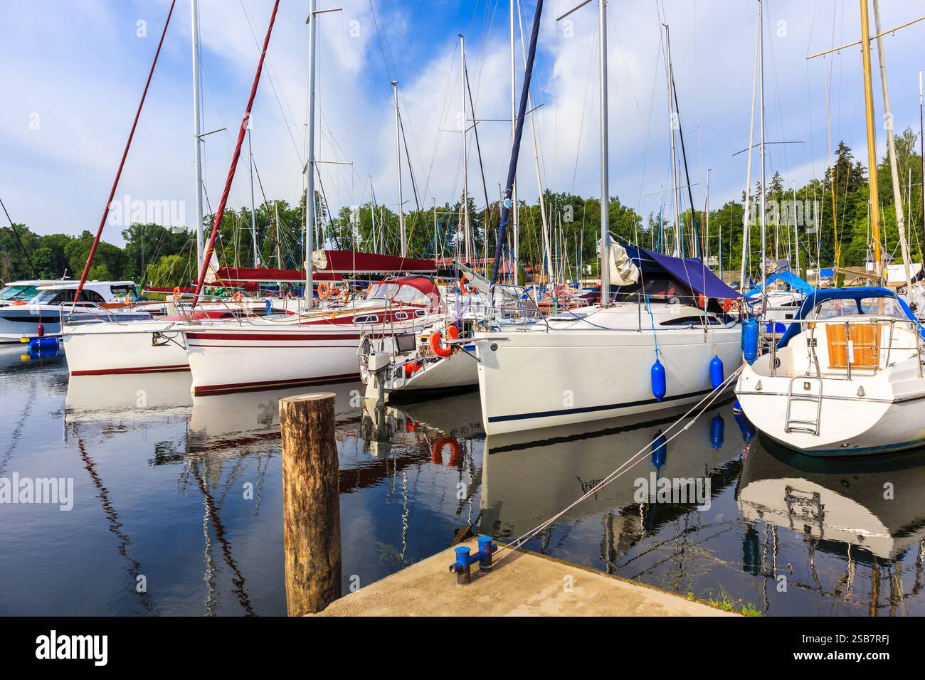 Barche a vela ormeggiate in un piccolo porto all'alba, Ruciane Nida, Mazury Lake District, Polonia Foto Stock