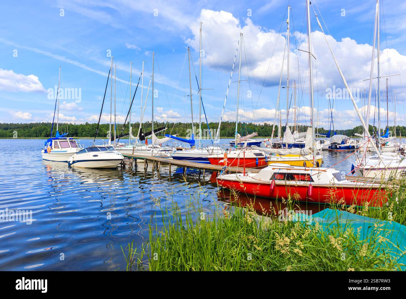 Barche a vela sulla riva del lago nel porticciolo del villaggio di Wygryny, Mazury Lake District, Polonia Foto Stock