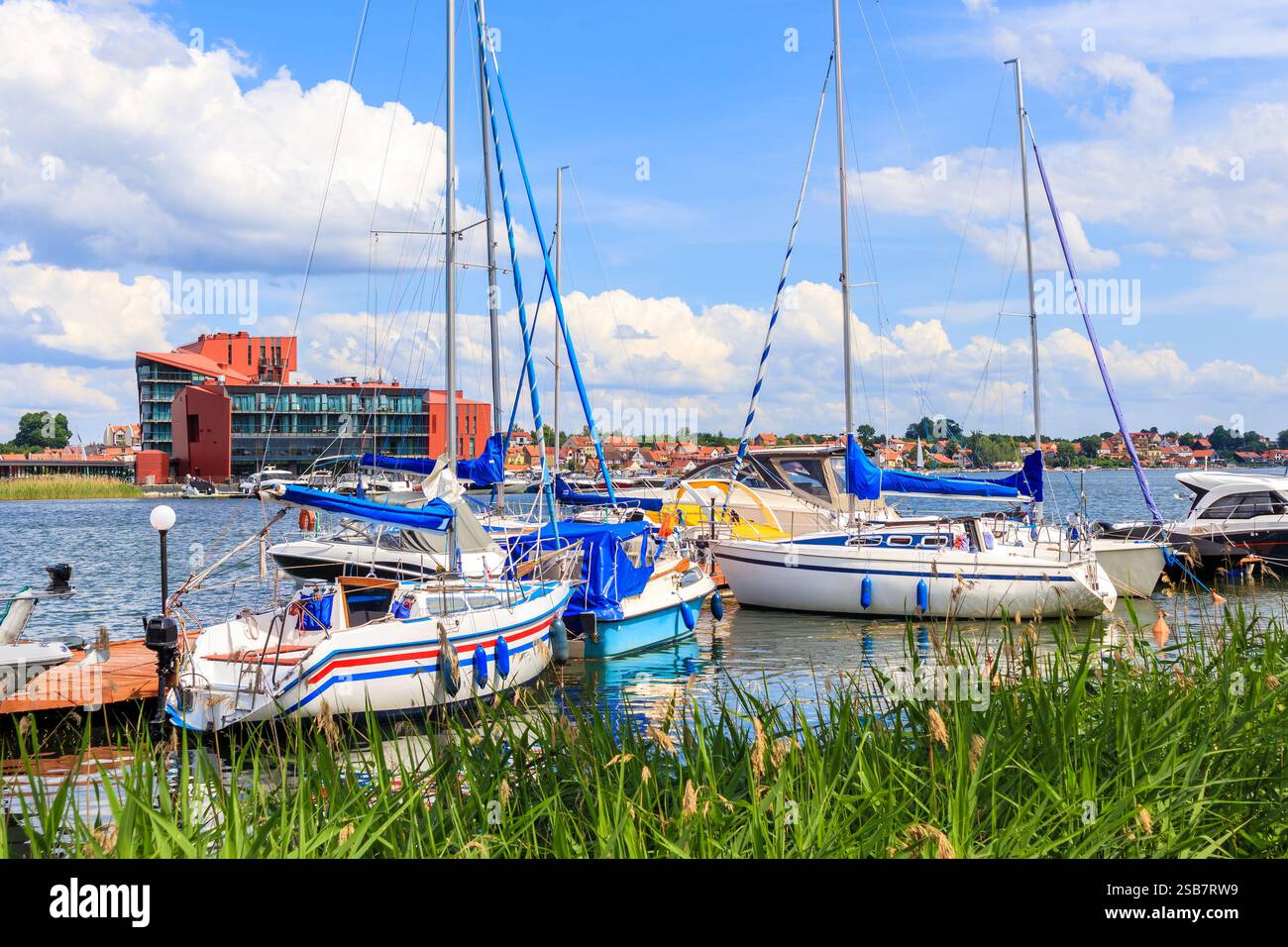 Barche a vela sulla riva del lago, Mikolajki, Mazury Lake District, Polonia Foto Stock
