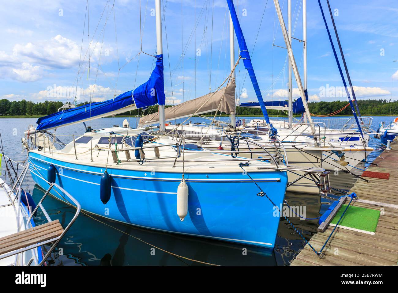 Barche a vela sulla riva del lago nel porticciolo del villaggio di Wygryny, Mazury Lake District, Polonia Foto Stock