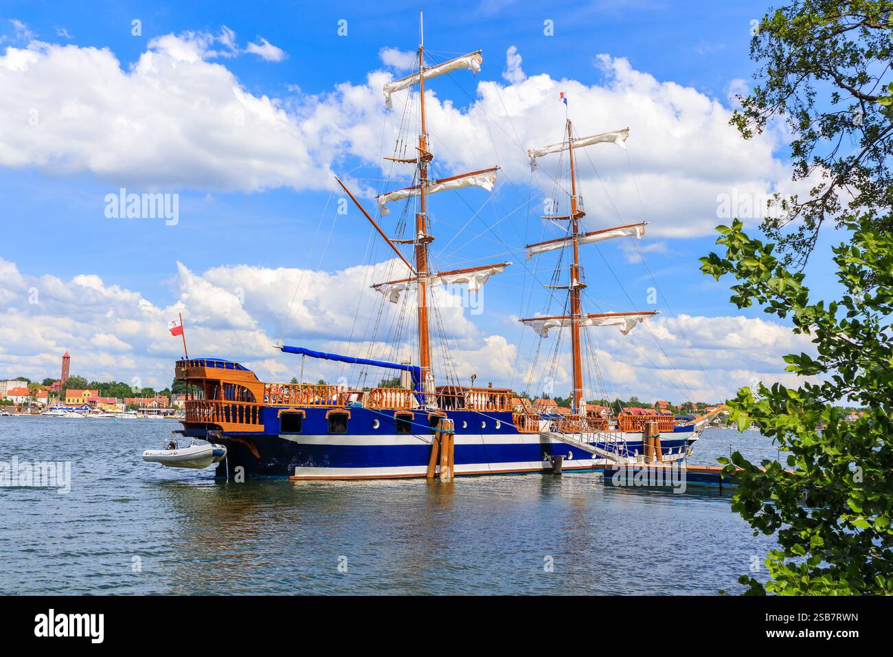 Barca a vela in legno sulla riva del lago, Mikolajki, Mazury Lake District, Polonia Foto Stock