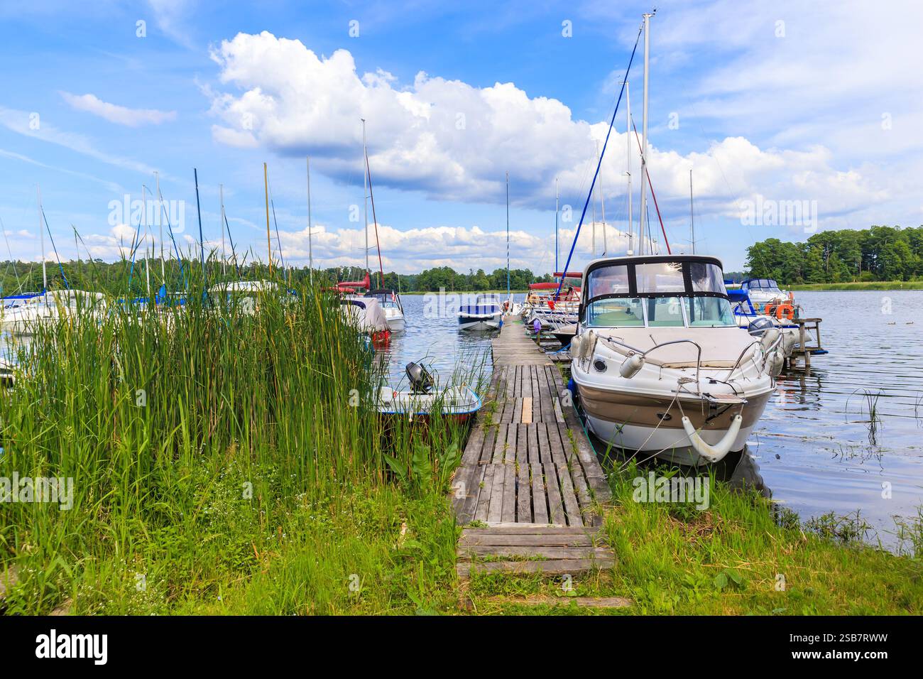 Barche sulla riva del lago nel porticciolo del villaggio di Wygryny, Mazury Lake District, Polonia Foto Stock