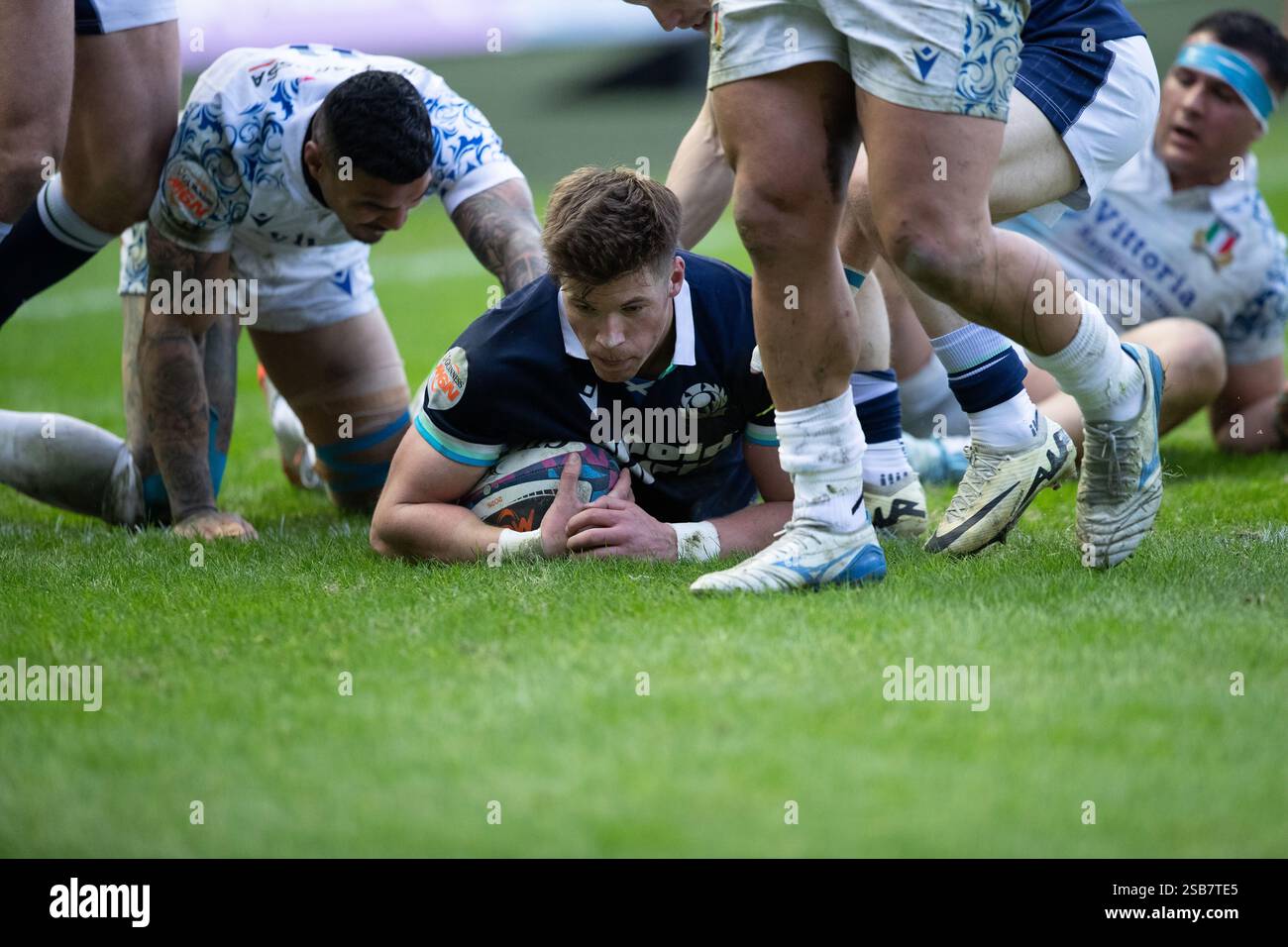 Edimburgo, Scozia, Regno Unito,1 febbraio 2025 - Huw Jones segna la sua terza meta. Scozia contro Italia a Murrayfield, Edimburgo.- crediti: Thomas Gorman/Alamy Live News crediti: Thomas Gorman/Alamy Live News Foto Stock
