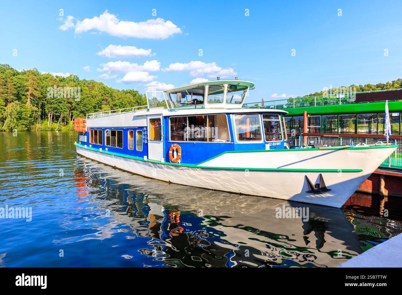 Attracco di navi turistiche in un piccolo porto di Ruciane Nida, laghi Masurian, Polonia Foto Stock