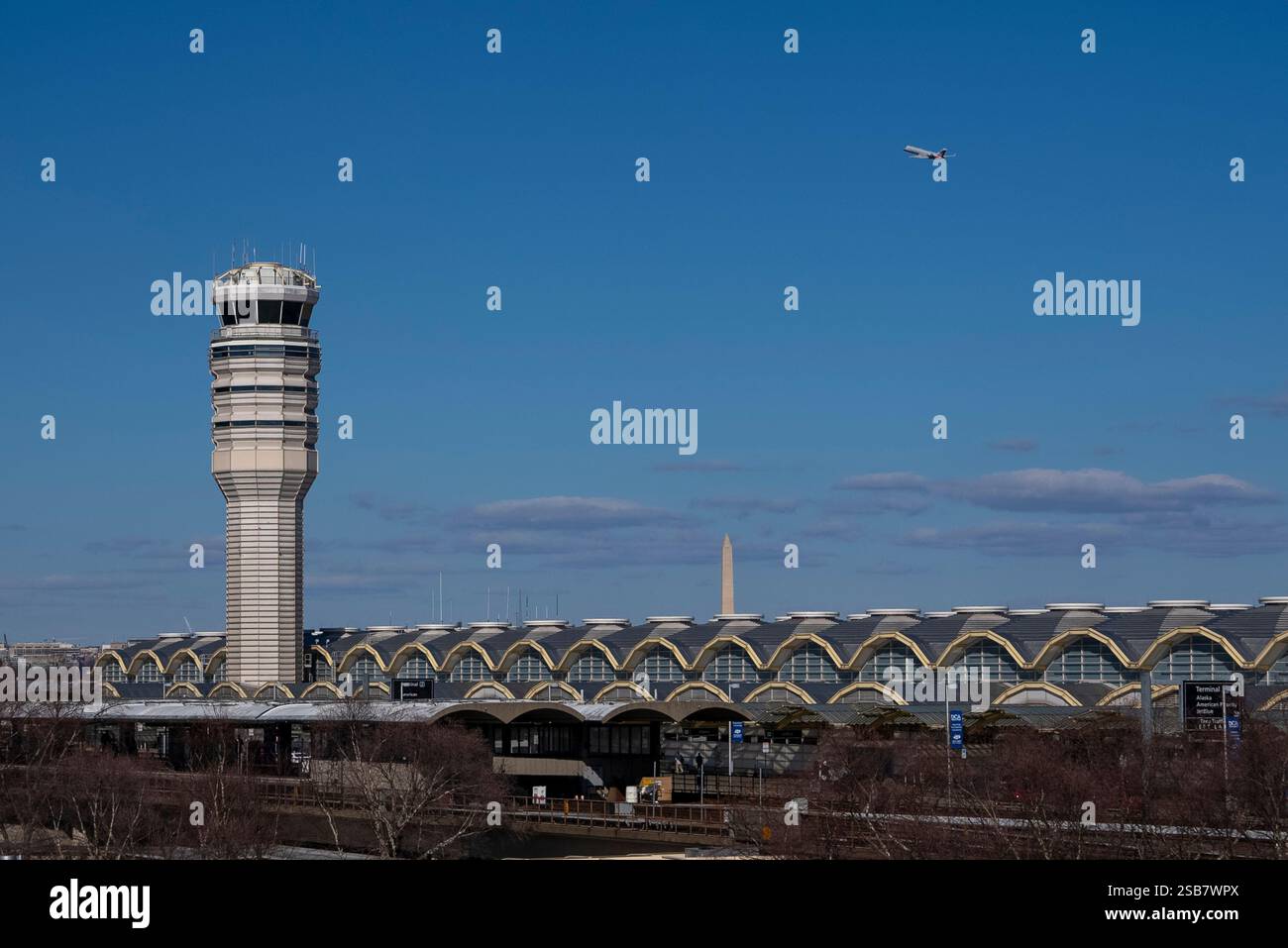 Arlington, Stati Uniti. 1 febbraio 2025. Un aereo americano decolla dall'aeroporto nazionale Reagan di Arlington, Virginia, sabato 1 febbraio 2025. Il volo American Eagle 5342 e un elicottero militare si scontrarono il 29 gennaio, senza sopravvissuti. Foto di Ken Cedeno/UPI credito: UPI/Alamy Live News Foto Stock