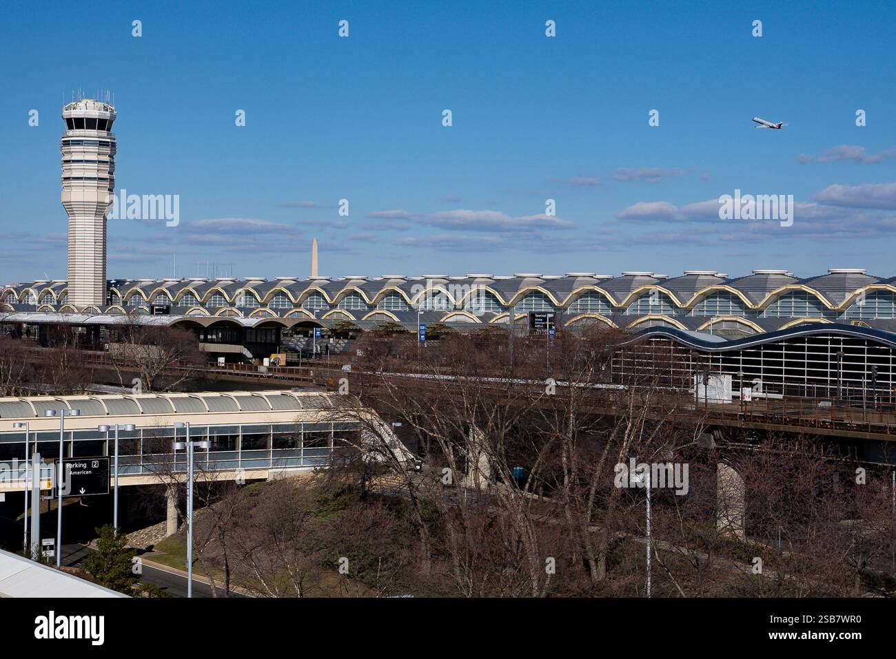 Arlington, Stati Uniti. 1 febbraio 2025. Un aereo americano decolla dall'aeroporto nazionale Reagan di Arlington, Virginia, sabato 1 febbraio 2025. Il volo American Eagle 5342 e un elicottero militare si scontrarono il 29 gennaio, senza sopravvissuti. Foto di Ken Cedeno/UPI credito: UPI/Alamy Live News Foto Stock