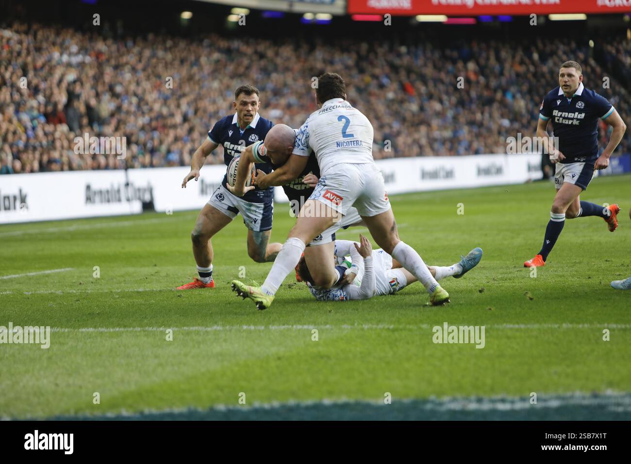 Edimburgo, Scozia, Regno Unito, 1 febbraio 2025 - Dave Cherry con l'intelligente passaggio posteriore a Ben White che supera la linea per segnare la terza meta della Scozia. Scozia contro Italia a Murrayfield, Edimburgo.- crediti: Thomas Gorman/Alamy Live News crediti: Thomas Gorman/Alamy Live News Foto Stock